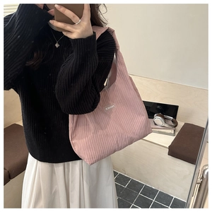 Mirror selfie showing a large pink pleated tote bag with FASHION patch for daily commute