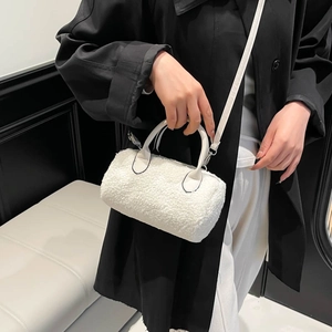 Sac cylindre blanc en peluche avec poignées et bandoulière amovible pour l'hiver