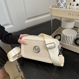 Sac Bandoulière Tissé pour Femme Tendance Urbaine en Cuir PU Sac Caméra Avec Large Bandoulière Décor Lettre M en Métal
