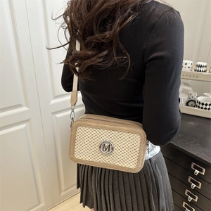 Sac bandoulière chic en tissage kaki avec logo M argenté et bandoulière en cuir souple