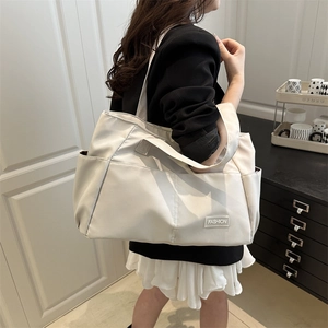 Large capacity chic cream tote bag with multi-pocket design for 2025 winter fashion