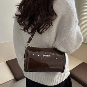 Sac cylindrique en cuir verni marron avec logo Fashion doré et bandoulière réglable