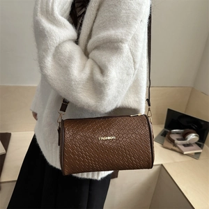 Sac bandoulière cylindrique tressé marron avec logo doré tendance pour l'hiver