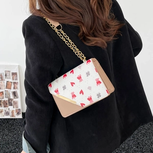Piccola borsa a tracolla chic con motivi di orsetti e cuori e tracolla a catena dorata