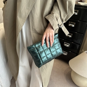 Pochette trapuntata verde metallizzato in cotone spaziale lucido con motivo a griglia