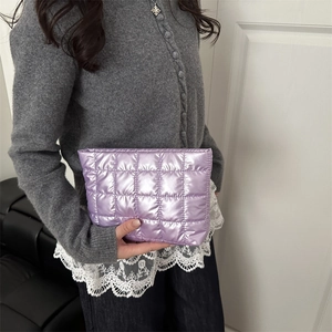 Elegante borsa a mano trapuntata viola metallizzato in cotone spaziale con ricamo a quadri