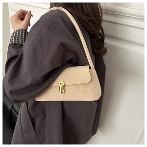 Détail du sac à bandoulière crème motif léopard avec boucle en métal doré élégante