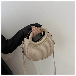 Détail du sac demi-lune à paillettes or champagne avec poignée ronde et bandoulière