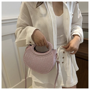 Détail du sac croissant rose clair avec paillettes brillantes et texture ondulée