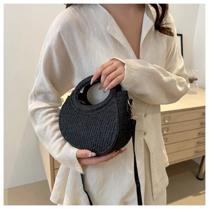 Détail du sac demi-lune à paillettes noires avec poignée ronde et bandoulière amovible