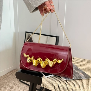 Sac Bandoulière Femme en Cuir Verni Avec Poignée en Métal Ondulé Doré Chaîne de Mode Sac à Épaule Pochette de Soirée