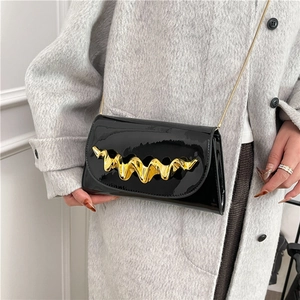 Sac bandoulière chic en cuir verni noir avec garniture dorée ondulée sur le rabat