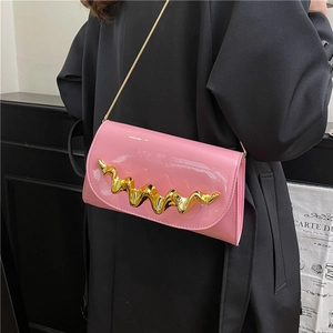 Sac à bandoulière chic en cuir verni rose avec détail vague dorée et bandoulière chaîne