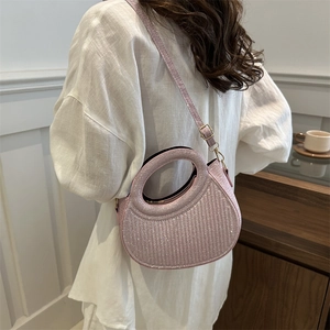 Sac croissant à paillettes roses avec poignée ronde creuse et bandoulière réglable