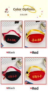 Détail de sacs bananes en nylon brodés avec tirettes tissées et slogans de style urbain