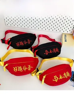 Détail de sacs bandoulière avec broderie chinoise et sangles à boucle durable
