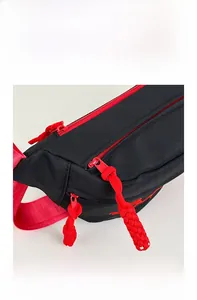 Gros plan sur les fermetures éclair avec cordons rouges sur un sac bandoulière noir