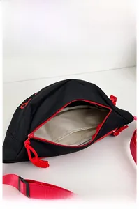 Vue intérieure de la sacoche avec doublure gris clair et poche de rangement pratique