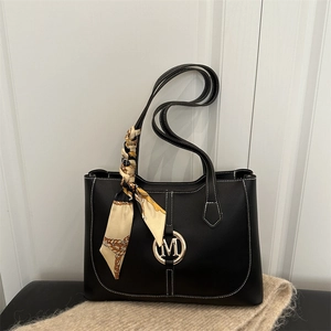 Mode PU Lederen Tote Tas Voor Vrouwen Grote Capaciteit Contrast Stiksel Schoudertas Met Metalen M Logo En Decoratieve Satijnen Sjaal