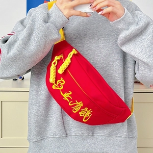 Sac de poitrine en toile rouge avec broderie jaune et bandoulière en nylon