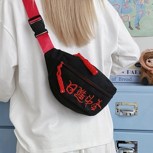 Sac de poitrine en nylon noir avec broderie rouge et bandoulière réglable pour femmes