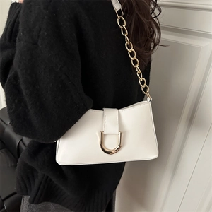 Sac à bandoulière minimaliste en cuir PU blanc avec boucle en U dorée et chaîne