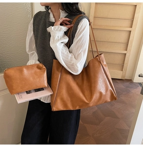 Ensemble sac cabas marron en similicuir et pochette zippée dans un décor épuré