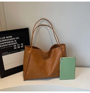 Détail du grand sac cabas en cuir marron caramel avec texture naturelle et anses