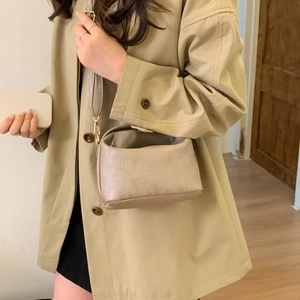 Elegante borsa beige a tracolla con strisce verticali e tracolla regolabile trendy