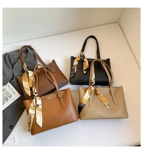 Lot de quatre sacs cabas en cuir tendance avec foulards en soie décoratifs et élégants