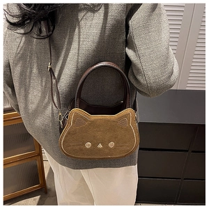 Detail der süßen braunen Katzen-Handtasche aus Wildleder mit Stickerei und Gurt
