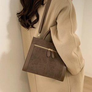 Braune Vintage-Henkeltasche aus mattem Leder mit Reißverschluss-Detail und Schultergurt