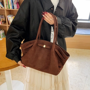 Grand sac hobo en daim marron avec plis et boucle dorée pour la mode hivernale 2025