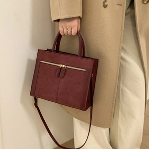 Elegante weinrote Handtasche für Damen mit goldenen Reißverschlüssen und Mattoptik