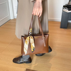 Sac à main en cuir marron foncé avec foulard de mode et poignées pour femmes