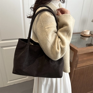 Minimalistische grote shopper van bruin mat leer voor een dagelijkse zakelijke look