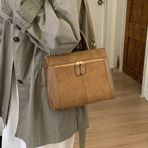 Braune Vintage-Umhängetasche für Damen mit zwei Reißverschlüssen und Tragegriff