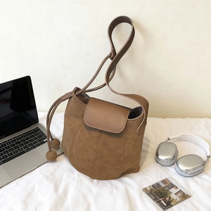 Sac Seau pour Femmes en Cuir PU Givré Mat Style Urbain Simple Sac à Épaule Bandoulière Pendentif Boule à Cordon Sac Sous les Bras Décontracté Quotidien