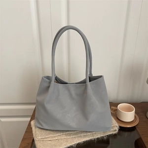 Grande borsa tote vintage grigio nebbia in morbida pelle sintetica in un ambiente casual