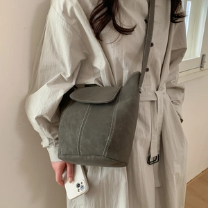 Sac seau d'épaule en daim mat avec coutures contrastées blanches et longue bandoulière