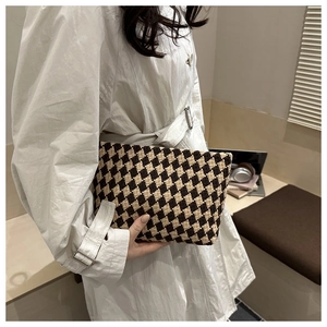 Detailed knit texture and checkered pattern of the chic brown and beige handbag