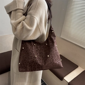 Grande borsa shopper leopardata con borchie dorate in pelle scamosciata marrone
