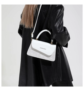 Vue détaillée du sac à bandoulière en cuir blanc avec motif marbré et finitions dorées