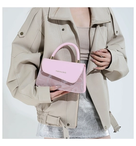 Sac à main rose avec lettrage doré et design moderne aux empiècements translucides