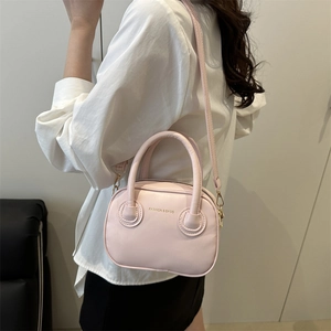 Bolso de mano rosa de cuero mate con asas dobles y letras doradas para mujer
