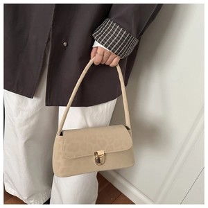 Détail du sac bandoulière beige à texture léopard et boucle ovale dorée élégante