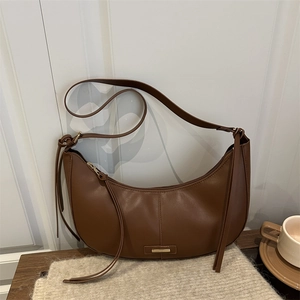 Sac à Bandoulière Croissant en Cuir PU Minimaliste pour Femme Couleur Unie Décor en Métal Gland Fermeture Éclair Sac Hobo