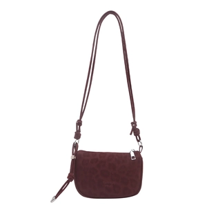 Mini sac à bandoulière rouge foncé avec texture léopard et fermeture éclair métallique