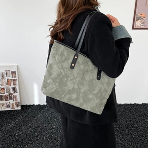 Sac cabas matelassé vert sauge avec grande capacité, idéal pour les déplacements quotidiens