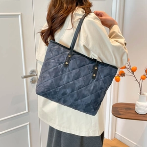 Grand sac cabas matelassé vintage avec motif camouflage et rivets métalliques